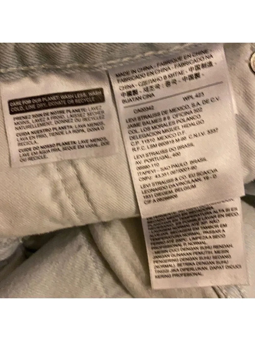 Levis color white